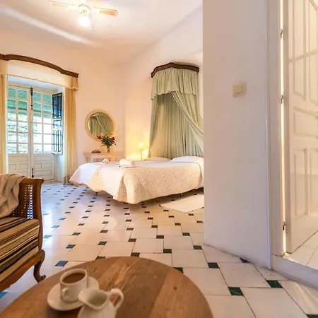 Palacete De Cazulas Bed and breakfast Granada